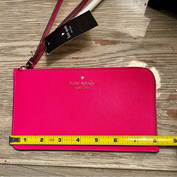 Kate Spade Medium Wristlet Wild Pink. NWT. - Picture 1 of 9